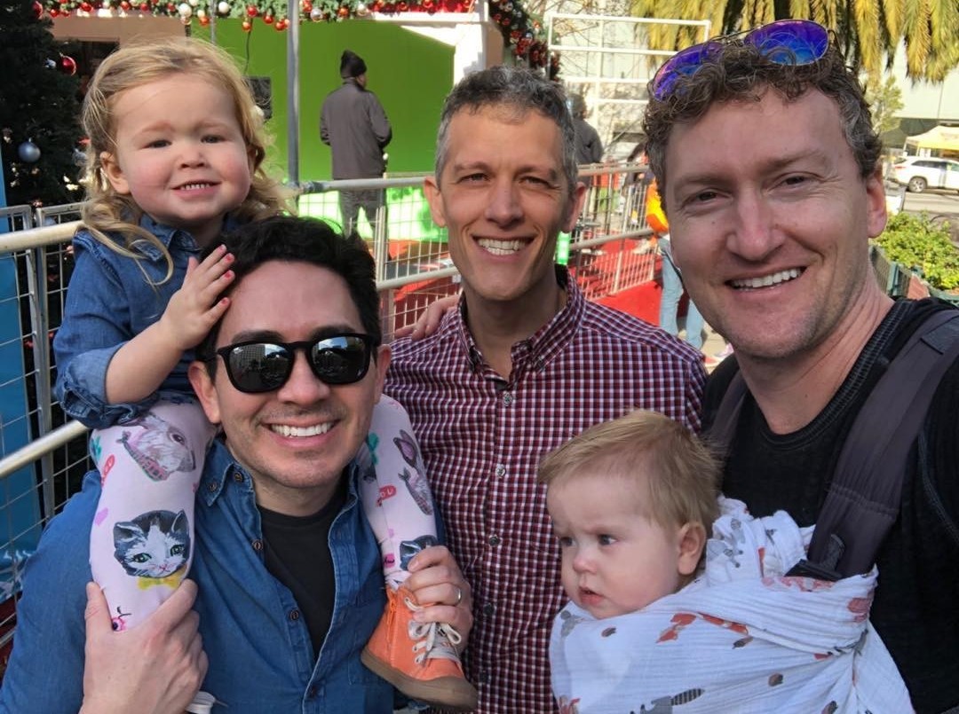 Dos hijos con tres padres: familia poliamorosa de tres hombres es reconocida legalmente | Internacionales