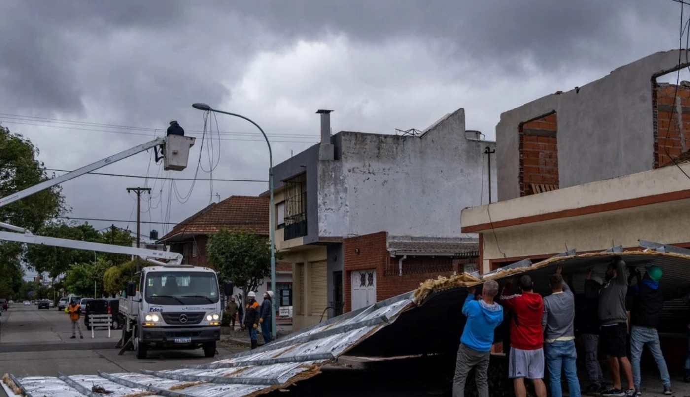 Temporal en Mar del Plata: hubo destrozos en balnearios y caída de árboles | Actualidad