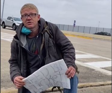 Ayudó a un hombre que hacía dedo en la ruta y su reacción se volvió viral | Redes