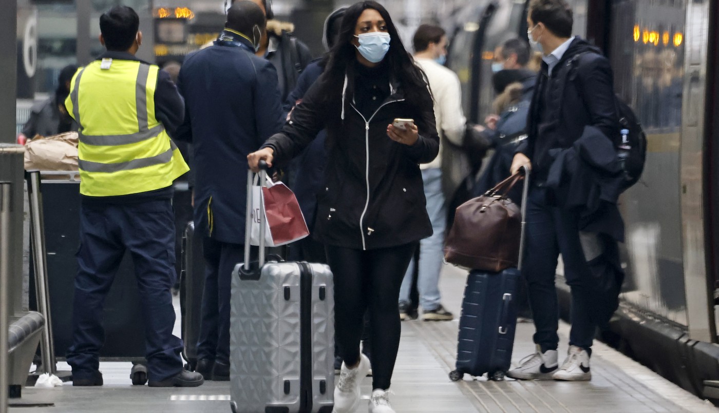 Reino Unido restringe vuelos desde Sudáfrica a causa de nueva mutación del coronavirus | Internacionales