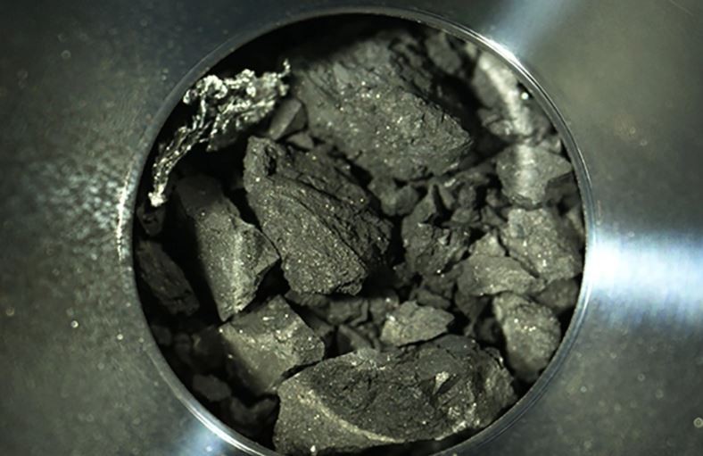 Un misterioso objeto artificial apareció entre las muestras del asteroide Ryugu | Curiosidades