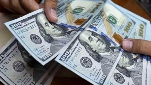 El dólar blue pegó un nuevo salto y llegó a $164 | Economía