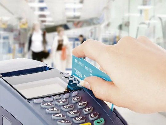 El reintegro del 15% para compras con tarjeta de débito se extiende hasta el 31 de marzo | Economía