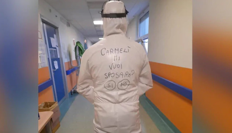 Amor en tiempos de coronavirus: con el traje anticovid, un enfermero italiano le pidió matrimonio a su novia | Internacionales