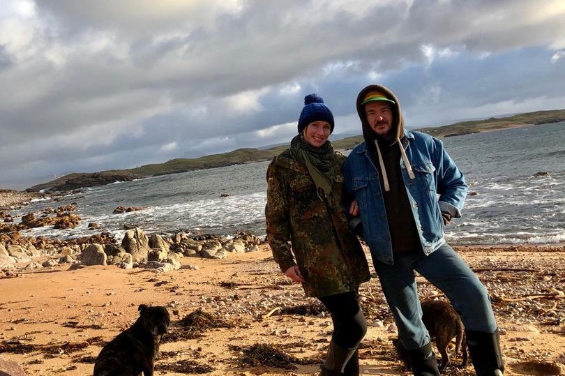 Para evitar el coronavirus, se mudaron a una isla remota sin gas, luz ni agua corriente | Internacionales