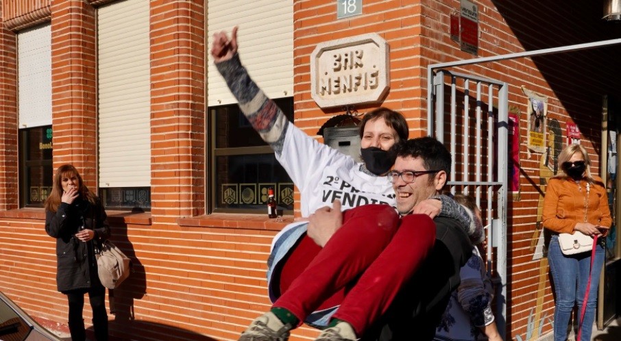 Encontró un sobre con dinero y lo devolvió: días después ganó la lotería | Internacionales