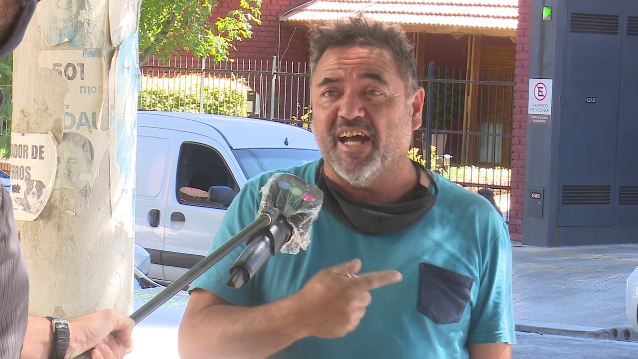 VIDEO: Un hombre amenazó con prenderse fuego cuándo reclamaba justicia por un desalojo "injusto" | Actualidad