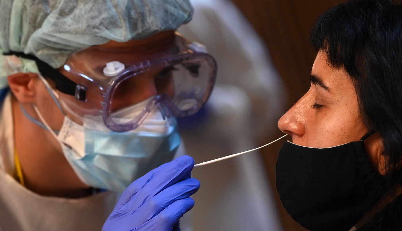 España registra un nuevo aumento de contagios de coronavirus con más de 25.400 casos diarios | Internacionales