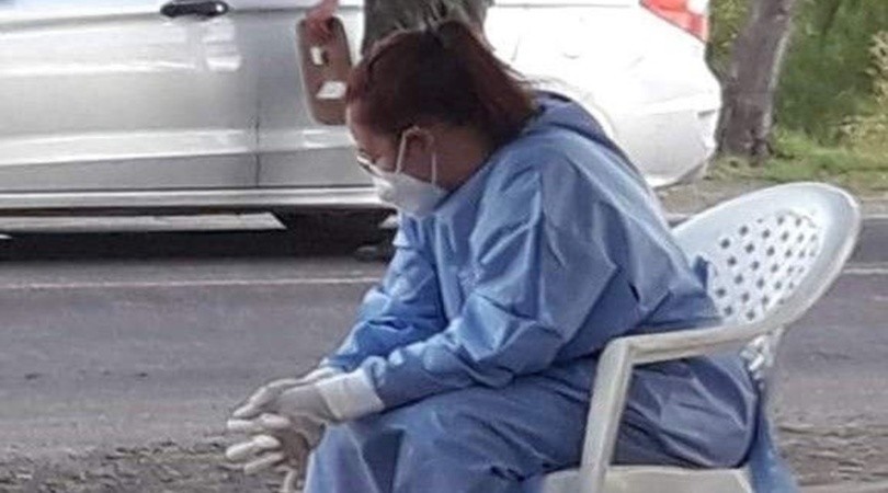 Foto: el cansancio de una enfermera después de realizar 200 hisopados en 8 horas | Actualidad
