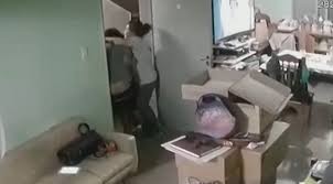 Video: una familia se abraza bajo el marco de una puerta en medio del terremoto de San Juan | Actualidad