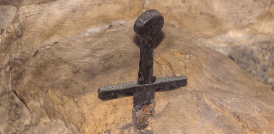 El misterio de las espadas clavadas en piedras en Italia | Internacionales