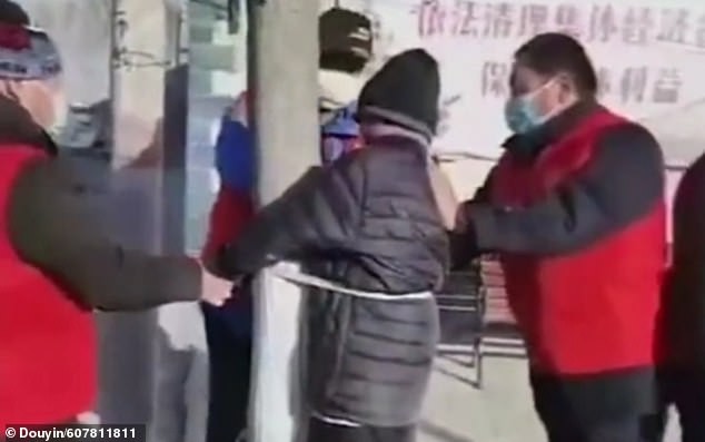 Video: ataron a un anciano a un árbol como castigo por violar la cuarentena | Actualidad