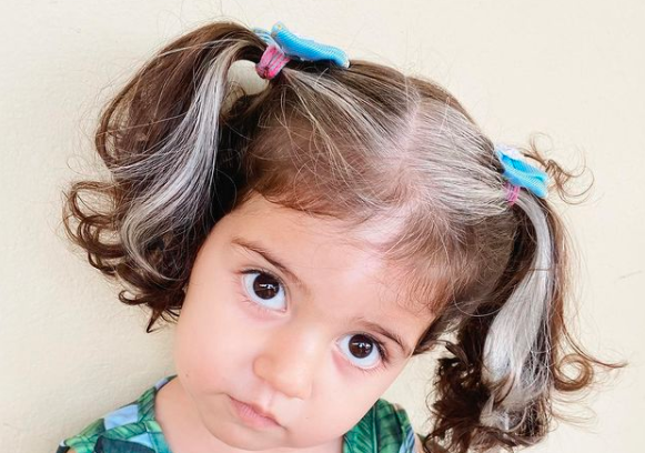 La nena que nació con canas y su mamá la convirtió en una estrella de las redes sociales | Curiosidades