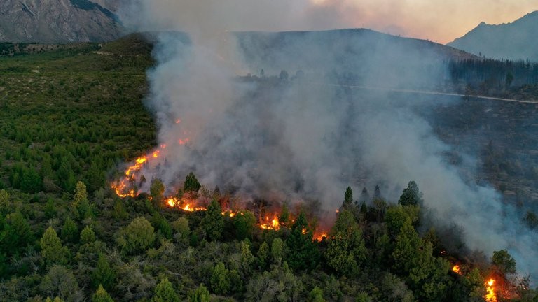 El incendio en el Bolsón ya consumió 10 mil hectáreas y temen que afecte una planta de gas | Actualidad