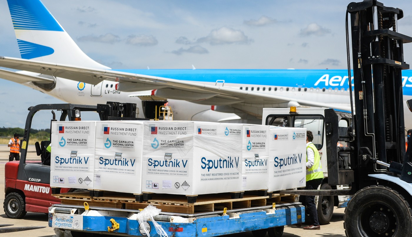 El avión de Aerolíneas también trae vacunas Sputnik para Bolivia | Actualidad