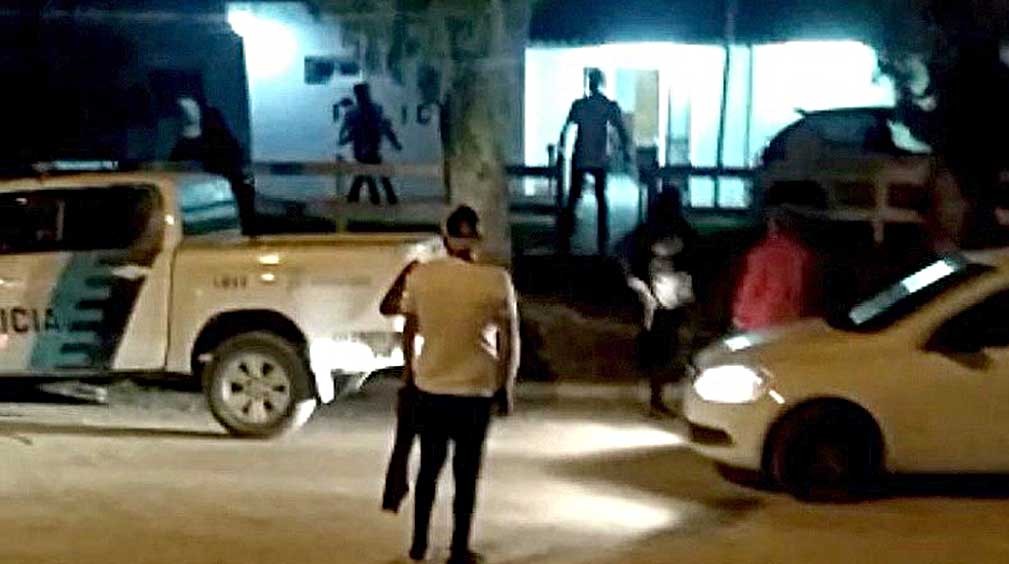 Video: Destrozaron la comisaría de Reta después de una fiesta clandestina en la playa | Actualidad