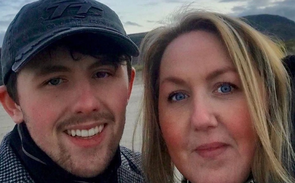 El joven que le cantó por teléfono a su madre que agonizaba por coronavirus | Internacionales