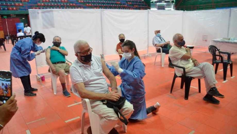 Arrancó la vacunación de los adultos mayores en Neuquén | Actualidad
