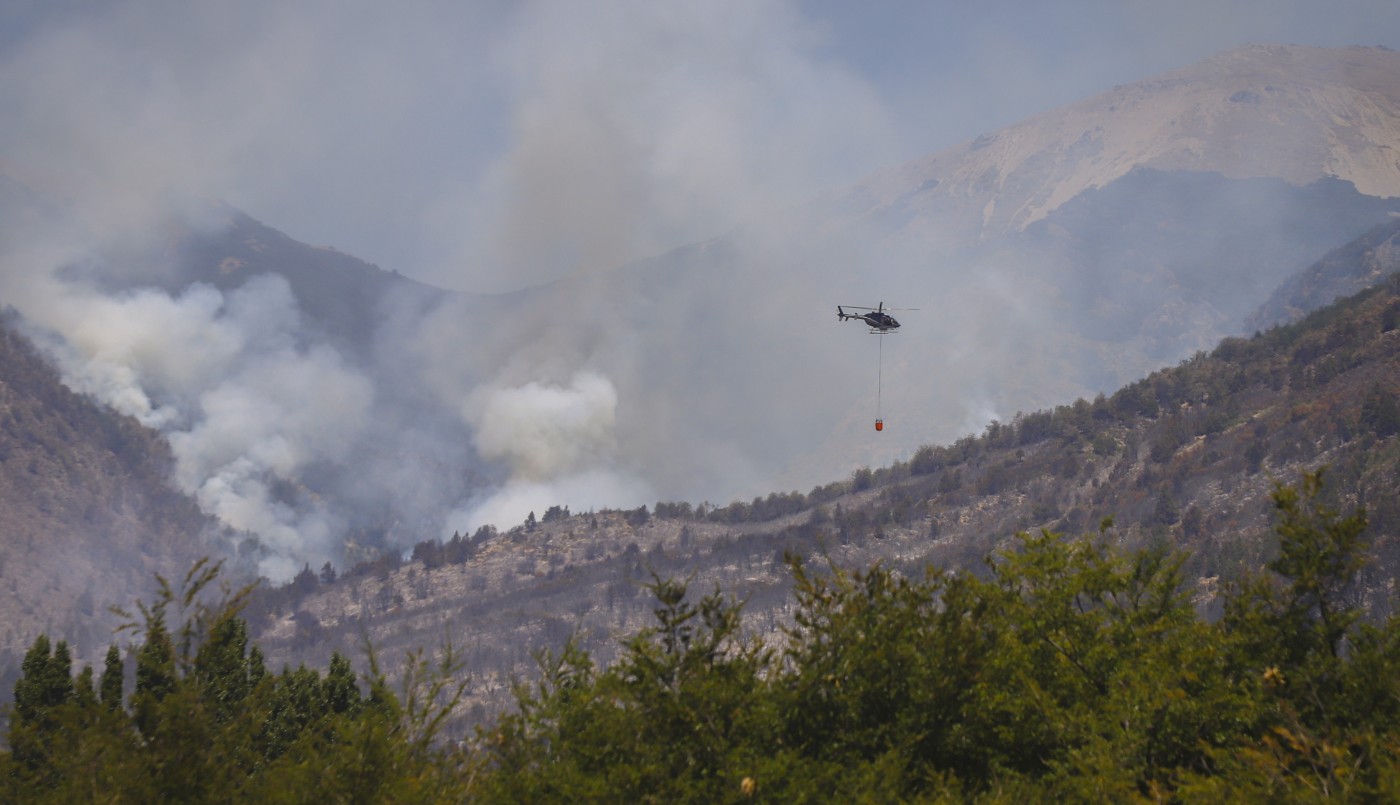 El Bolsón: intentan evitar que el fuego llegue a una comunidad mapuche | Actualidad