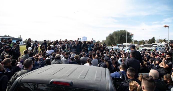 Policías bonaerenses protestan desde las 9 por el apartamiento de 400 efectivos | Actualidad