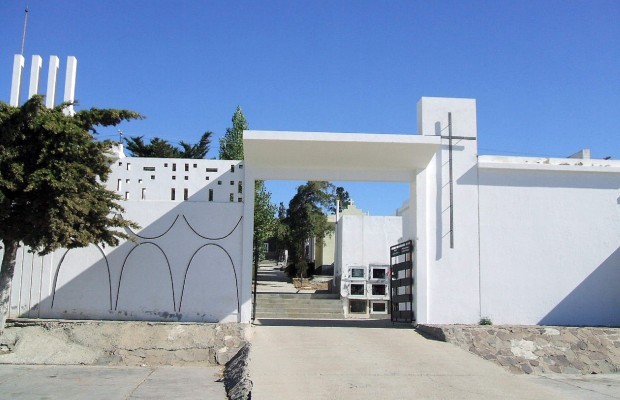 Caleta Olivia: dos jóvenes borrachos abrieron un ataúd para despedirse de un familiar que había muerto de coronavirus | Actualidad