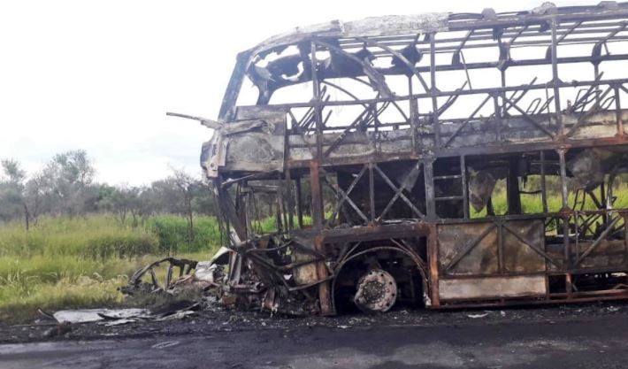Murió calcinado luego de chocar contra un colectivo que transportaba policías en Santa Fe | Actualidad