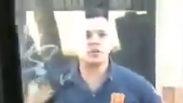 Video: un bombero destrozó un colectivo con un fierro tras un choque | Actualidad