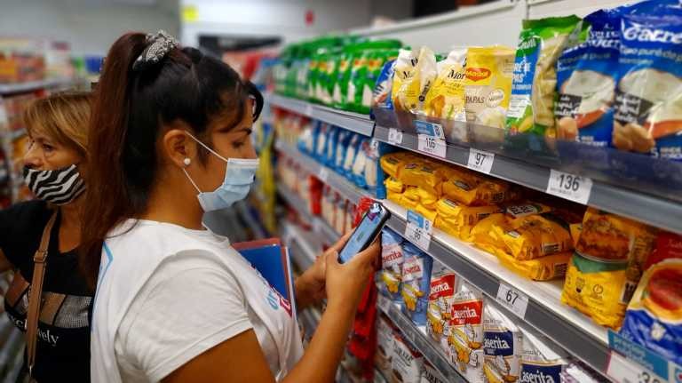 Las organizaciones sociales ya controlan los precios de los supermercados | Política y economía