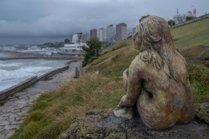 Buscan en Mar del Plata a la o el artista que instaló una escultura anónima frente a la costa | Actualidad