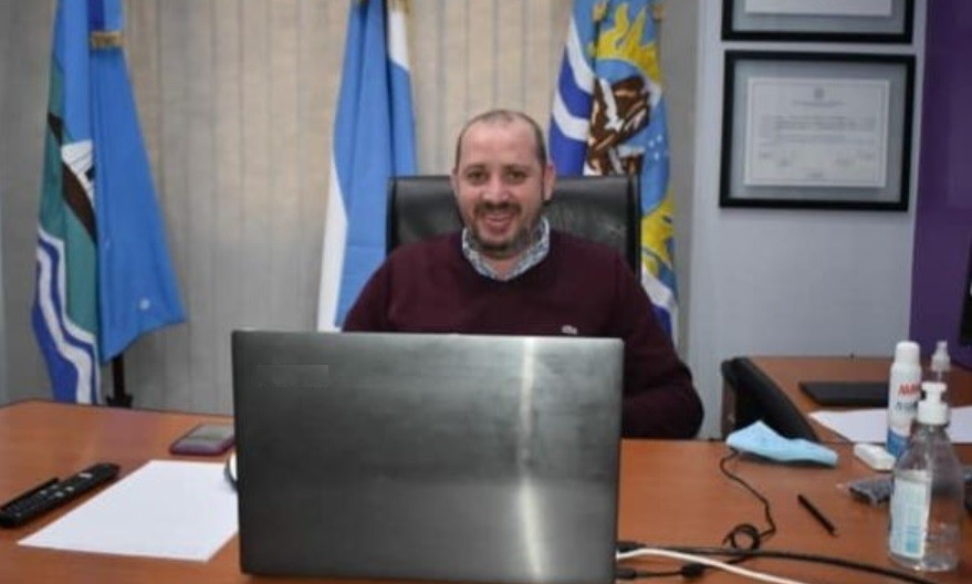 Críticas al intendente que decidió vacunarse junto a su esposa y el chofer | Actualidad