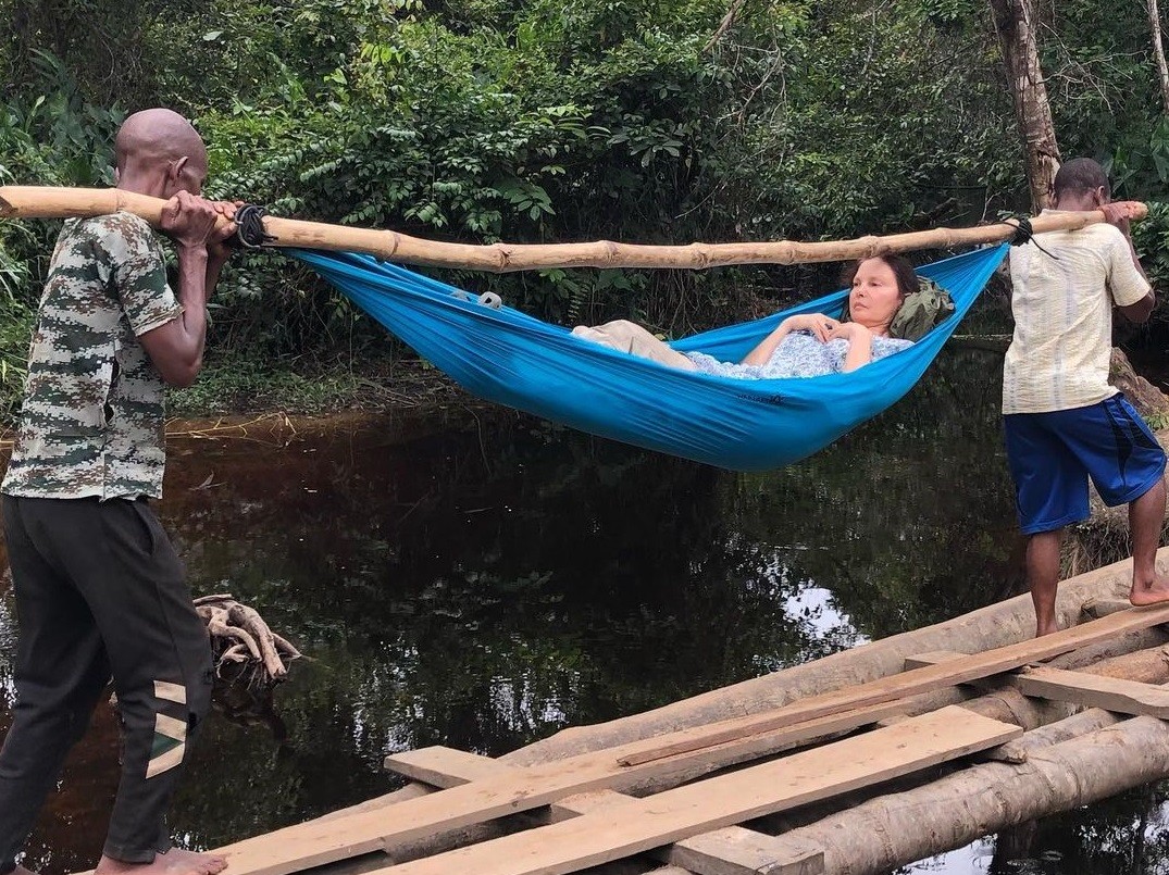 Imágenes del rescate de la actriz de Ashley Judd tras quebrarse en una selva africana | Espectáculos
