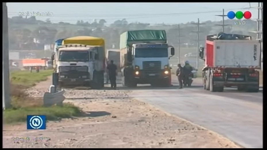 Pigüe: un bahiense chocó contra otro camión, se bajó con un fierro y le rompió todos los vidrios | Actualidad