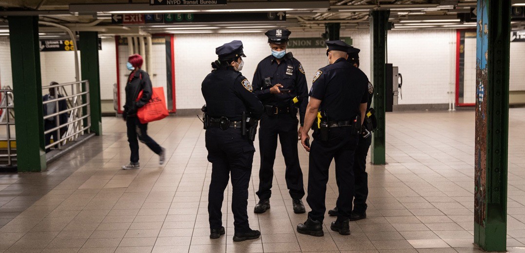 Policías de Nueva York atacan a un sospechoso y lo golpean en la cabeza | Internacionales