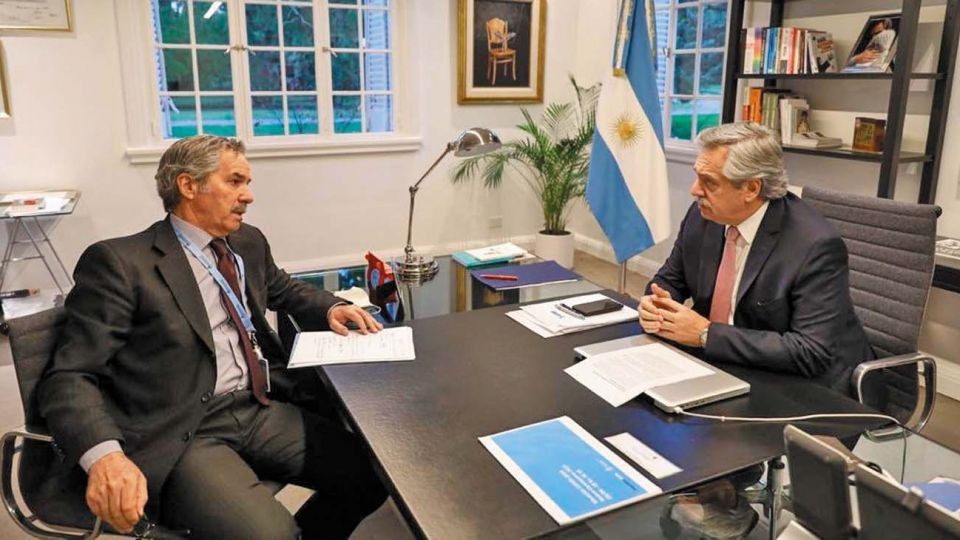 Felipe Solá se vacunó en el Hospital Posadas y por recomendación del equipo médico de la Cancillería | Telefe Noticias