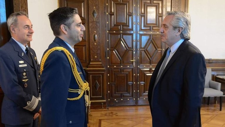 Detuvieron al edecán presidencial luego de que intentara viajar con un arma oculta | Política y economía