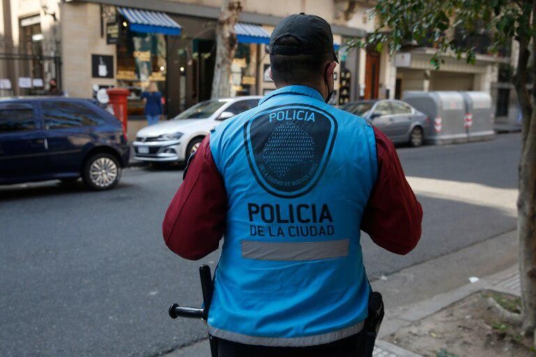 Ahogó a una mujer en un balde de agua, apuñaló a otra y se entregó a la Policía | Actualidad