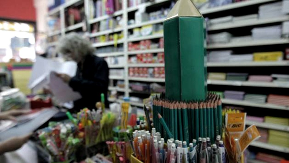 "Regreso a clases digno": movimientos sociales salen a controlar precios de útiles | Actualidad