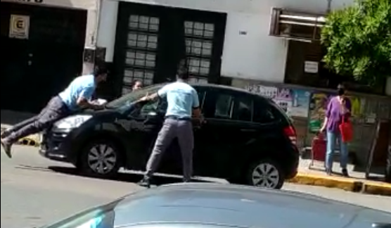 Impactantes videos: atropelló y arrastró 300 metros a un agente de tránsito | Córdoba