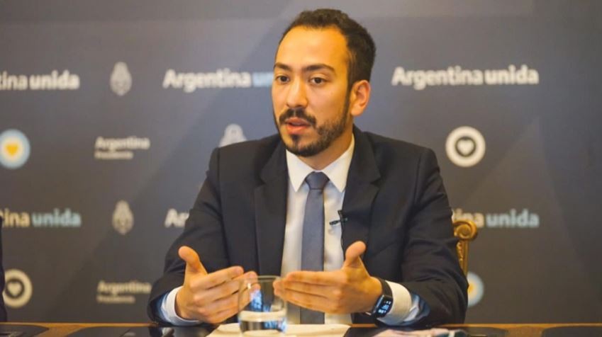 El fotógrafo del Presidente, de 34 años, y el encargado de audiencias, de 27, también recibieron la vacuna | Actualidad