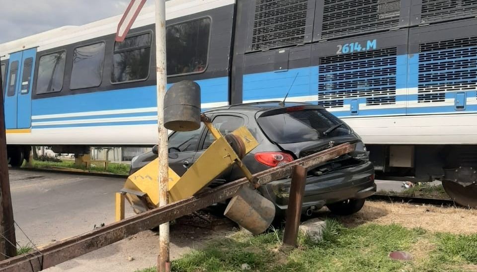 Iba a entregar su auto recién vendido y chocó con un tren | Actualidad