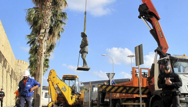 Ya no quedan estatuas de Franco en España: retiraron la última, en la norafricana Melilla | Internacionales