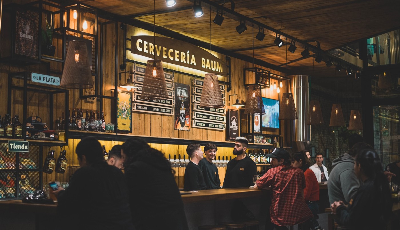 Tardaba mucho en el baño de la cervecería, fueron a verlo y se estaba robando las canillas | Actualidad