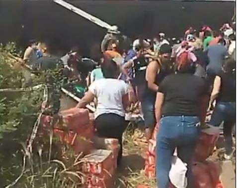 VIDEO: volcó un camión con latas de cerveza y lo saquearon | Actualidad