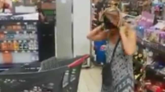 Video viral: la advirtieron en el supermercado, se sacó la bombacha y se la puso de tapabocas | Internacionales