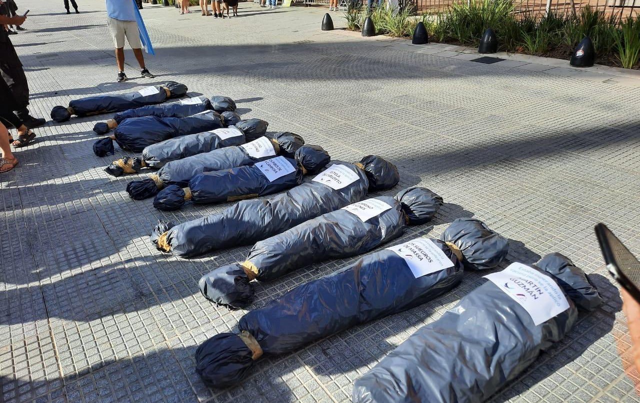 Alberto Fernández repudió las bolsas con cadáveres en Plaza de Mayo | Córdoba