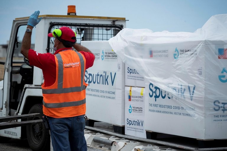 Científicos rusos aseguran que la vacuna Sputnik V funciona bien contra las nuevas variantes de COVID-19 | Actualidad