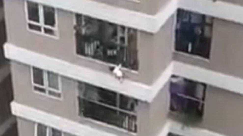 Video: el momento en que un hombre salva a una bebé que cayó de un piso 12 | Internacionales