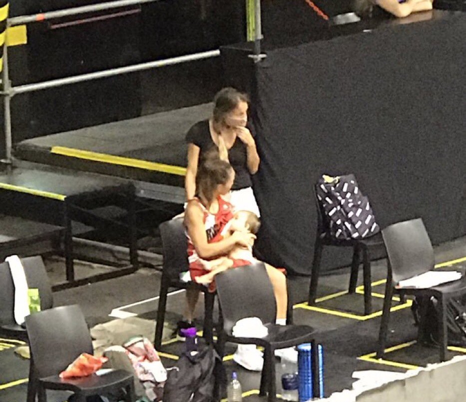Madre y jugadora: Aprovechó el entretiempo para amamantar a su hijo y se hizo viral | Deportes