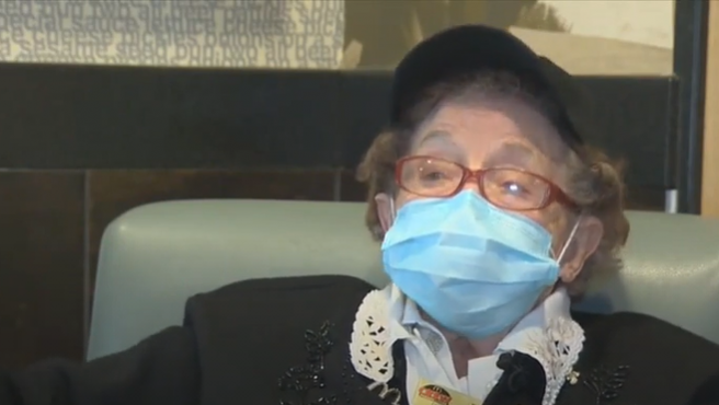 La mujer de 100 años que trabaja hace 50 en un local de comida rápida: no se quiere jubilar | Internacionales