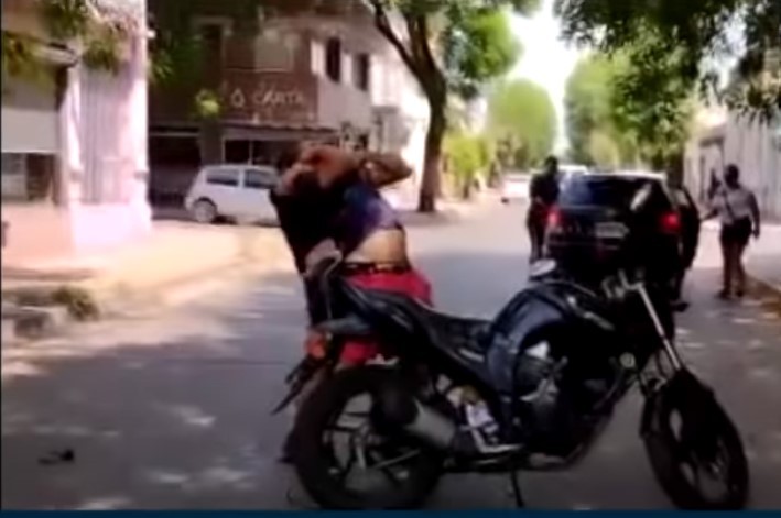 Video: un hombre esperó a otro en la calle para molerlo a golpes | Actualidad